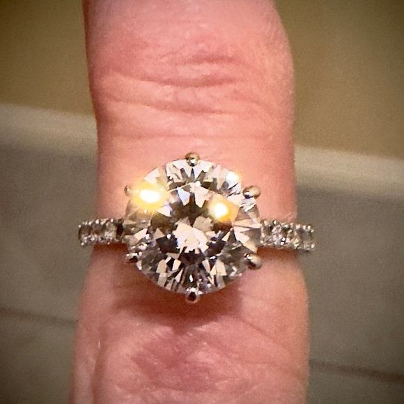 🌺Sterling Silver CZ Solitaire Ring - Picture 2 of 3